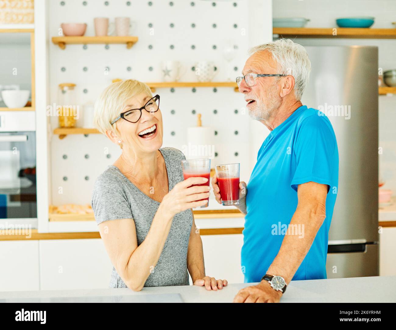 Mann Frau Paar Senior gesundes Essen Frühstück Ruhestand Saft Übung Training Sport Fitness Pause glücklich Stockfoto