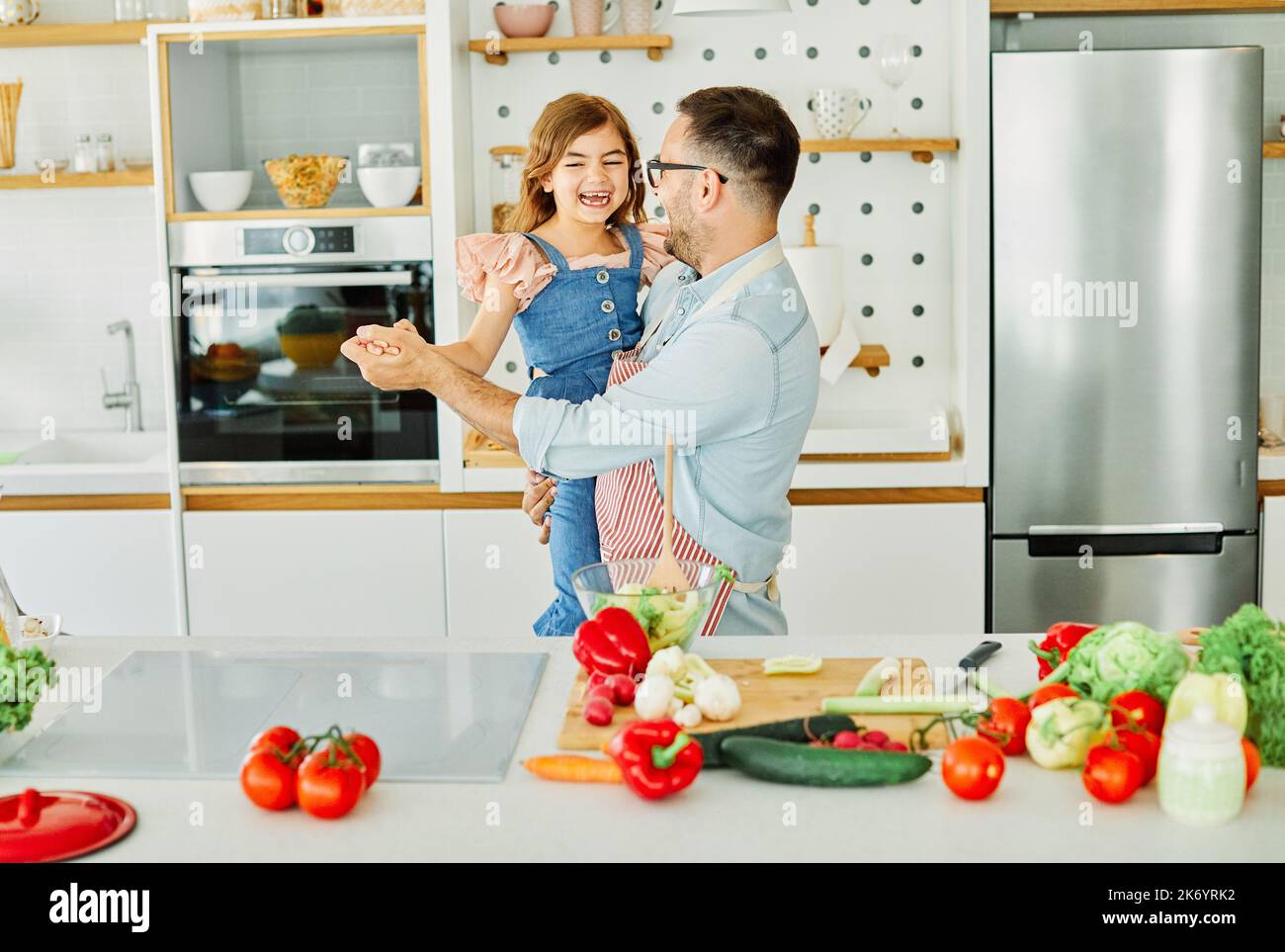 Tochter Vater Küche Essen Kochen Kind Bonding glücklich Mädchen zusammen zu Hause Eltern tanzen Spaß Stockfoto