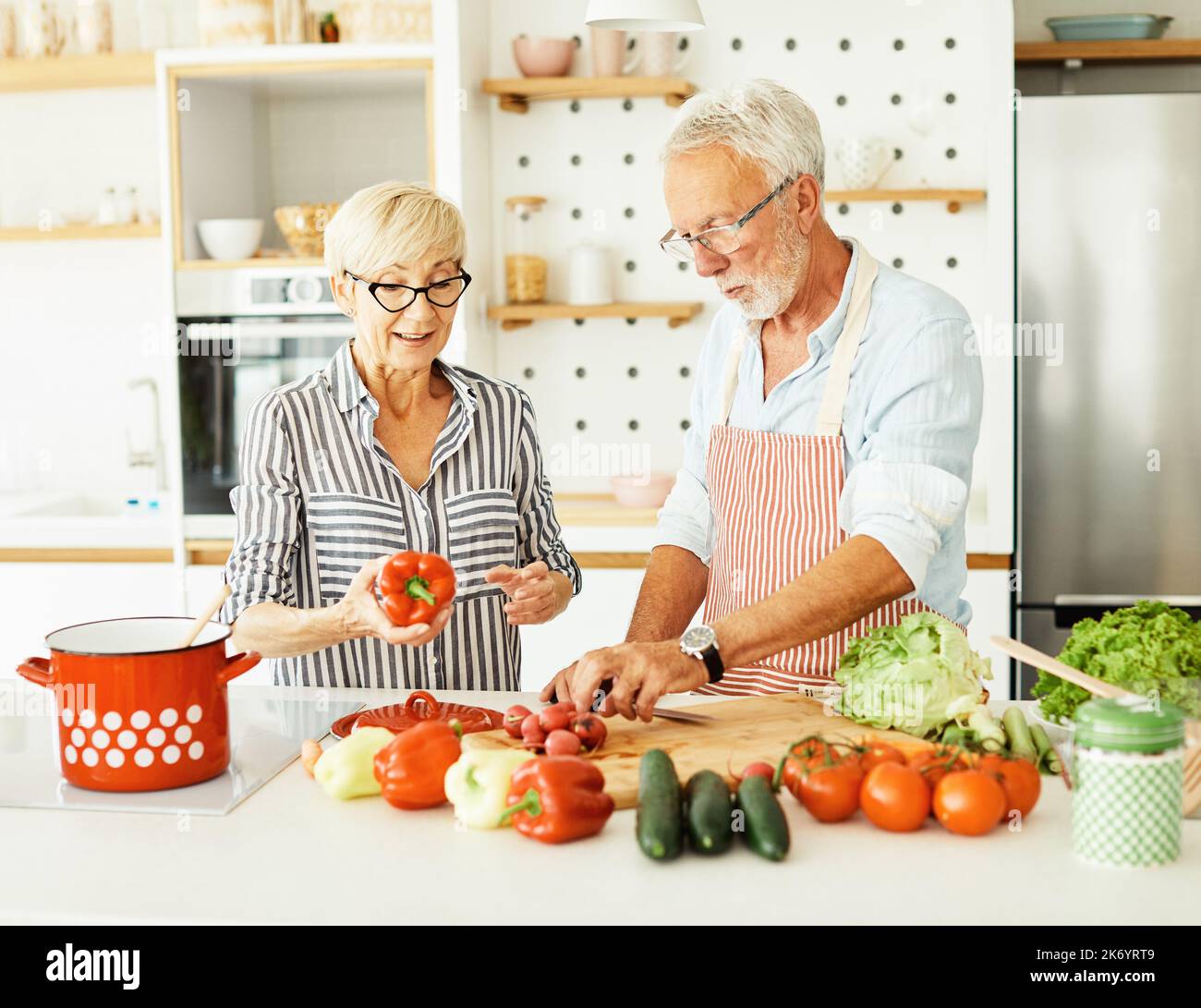 Liebe Küche Senior Frau Mann Paar Heim Ruhestand glückliches Essen lächelnd Mann Frau zusammen Person Stockfoto