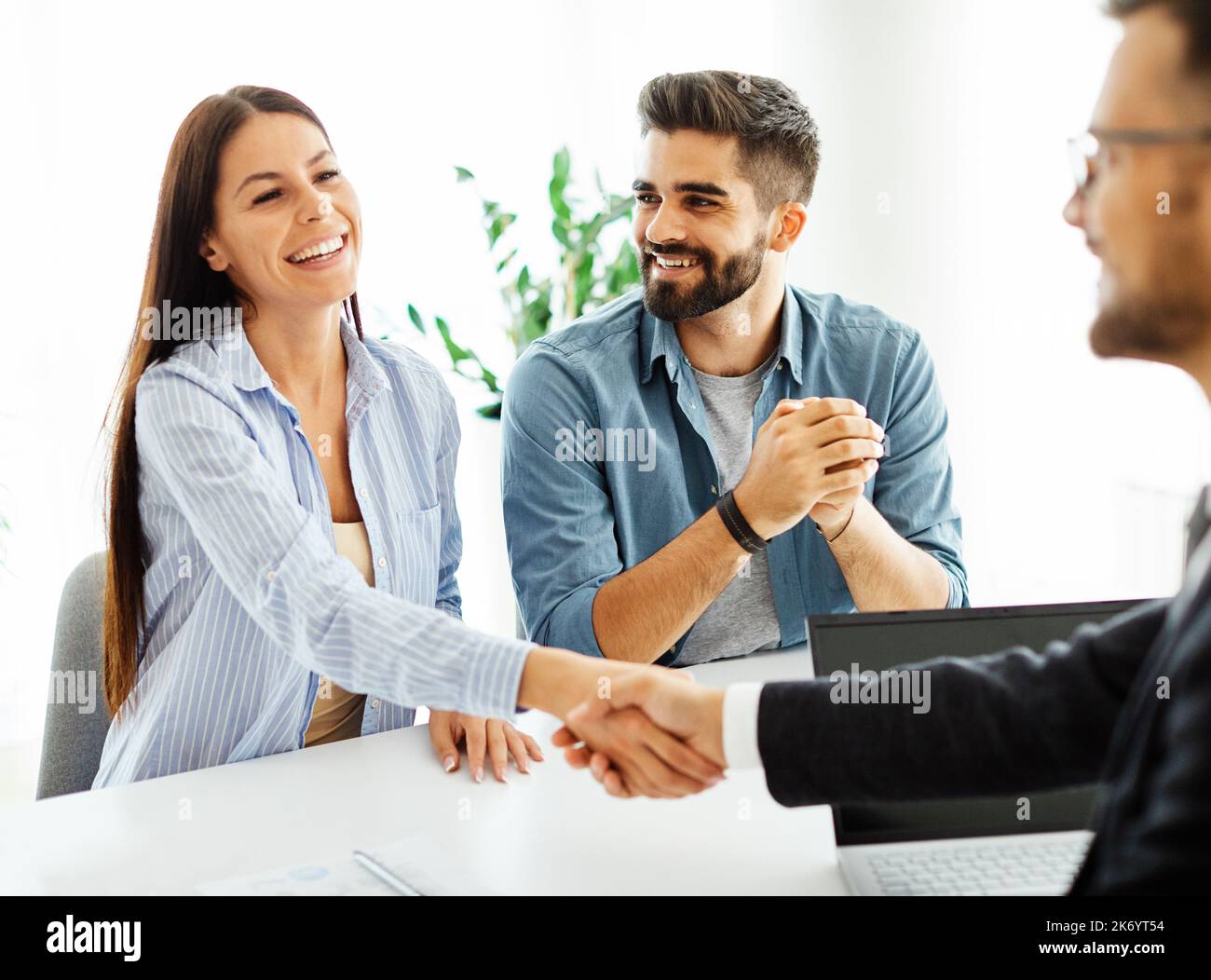 Junges Paar schüttelt die Hände Deal Vertrag Immobilien Investition Geschäft Büro Vereinbarung Agent Stockfoto