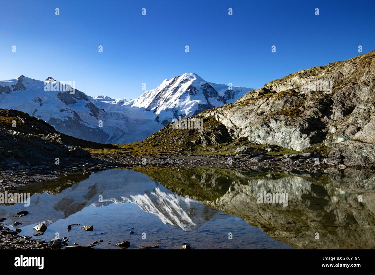 Bergkulisse, die sich am frühen Morgen im Bergsee am Gornergrat in Zermatt im Wallis in der Schweiz widerspiegelt. Stockfoto