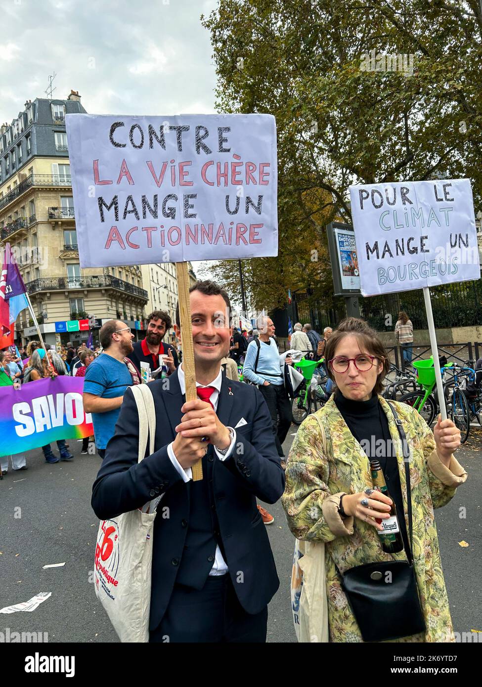 Paris, Frankreich, französische Linkspartei, NUPES, LFI, Demonstration gegen Lebenshaltungskosten und Untätigkeit gegen den Klimawandel, Leute mit lustigen Protestzeichen, stehen auf und werden gezählt Stockfoto