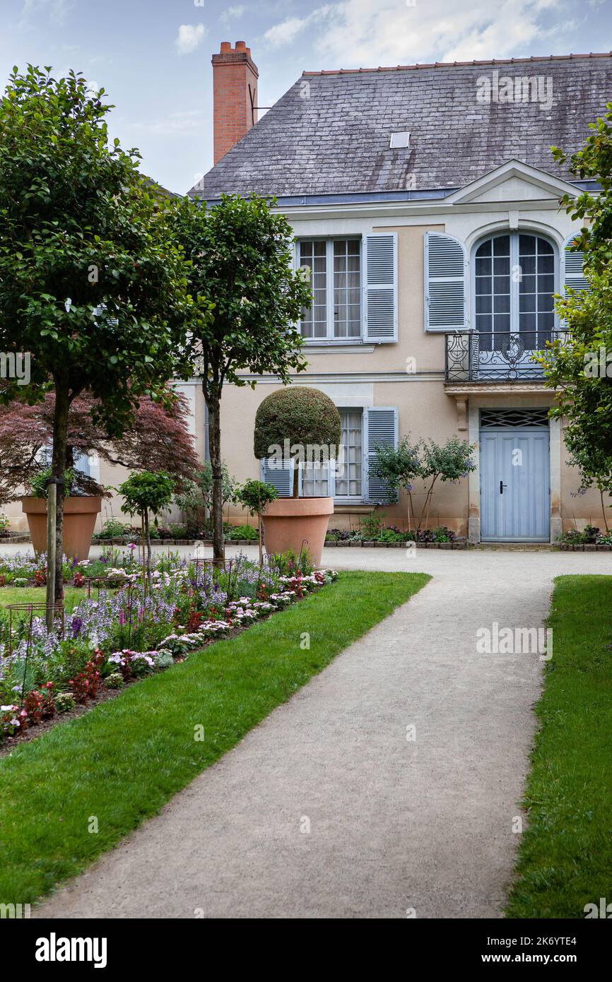 Französisches Herrenhaus in einem schönen Garten Stockfoto