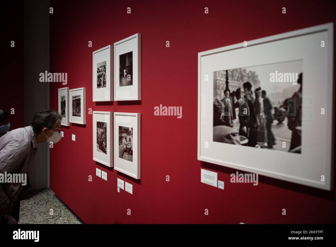 Besucher der Ausstellung zu Robert Doisneau, die in Turin, Italien, stattfindet Stockfoto