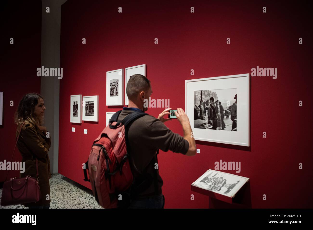 Besucher der Ausstellung zu Robert Doisneau, die in Turin, Italien, stattfindet Stockfoto