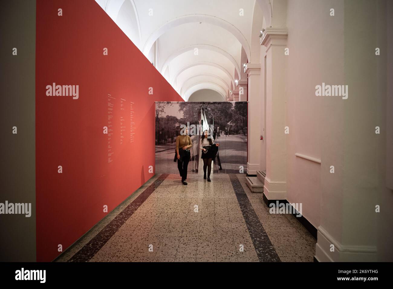 Besucher der Ausstellung zu Robert Doisneau, die in Turin, Italien, stattfindet Stockfoto