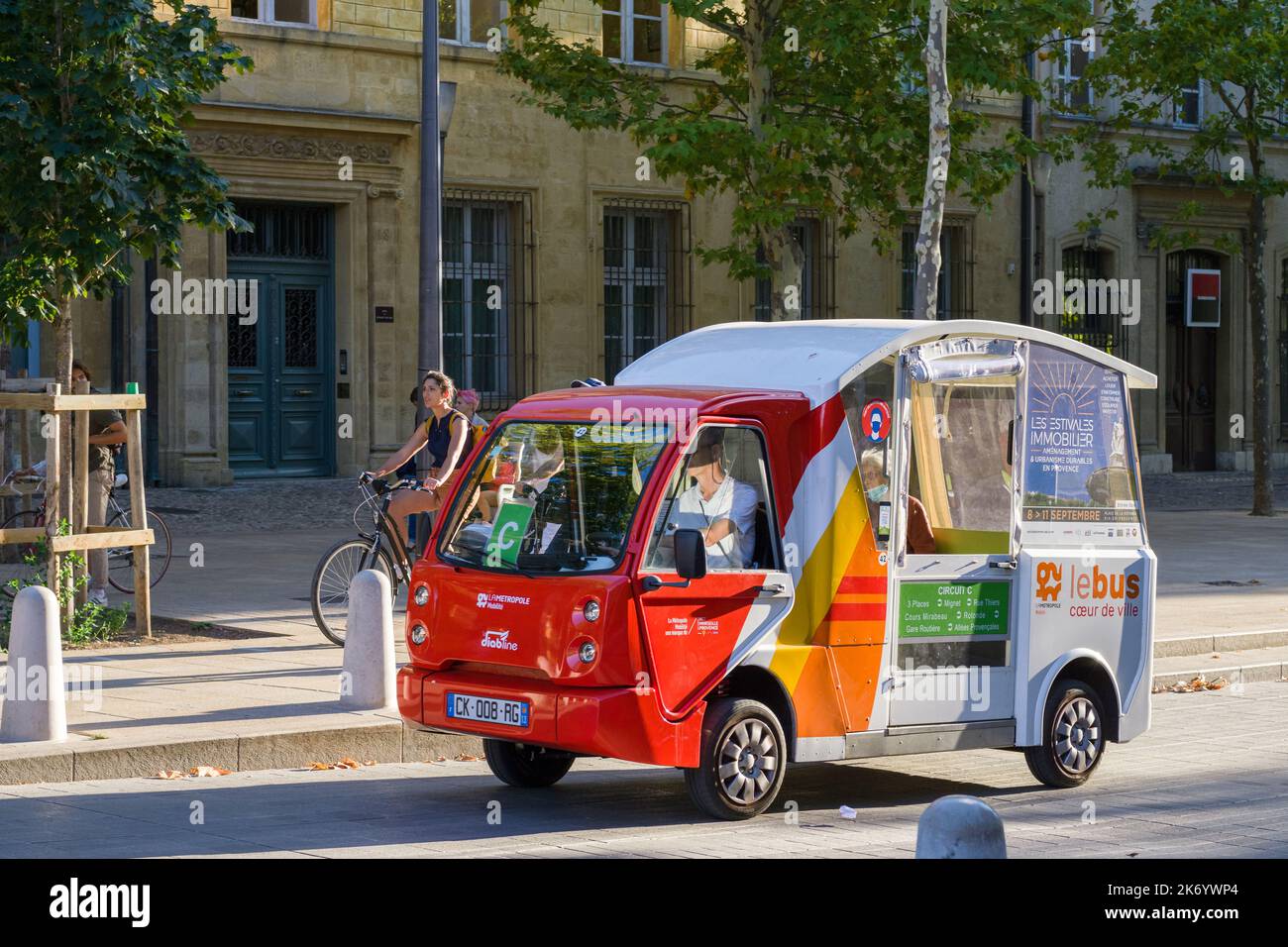 Minibus in Aix-en-Provence, Frankreich. Die öffentlichen Verkehrsmittel waren für die kleinen Straßen im alten Stadtzentrum bestimmt. Stockfoto