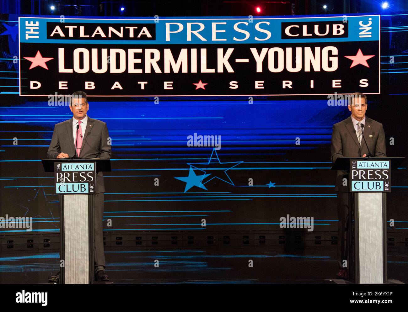 Atlanta, Georgia, USA. 16. Oktober 2022. RICH MCCORMICK, rechts, republikanischer Kandidat für die Vertretung des Kongressbezirks 6. in Georgien, debattiert den Demokraten BOB CHRISTIAN bei der Diskussionsreihe Loudermilk-Young General Election, die in den Studios des Georgia Public Broadcasting abgehalten wird. (Bild: © Brian Cahn/ZUMA Press Wire) Stockfoto