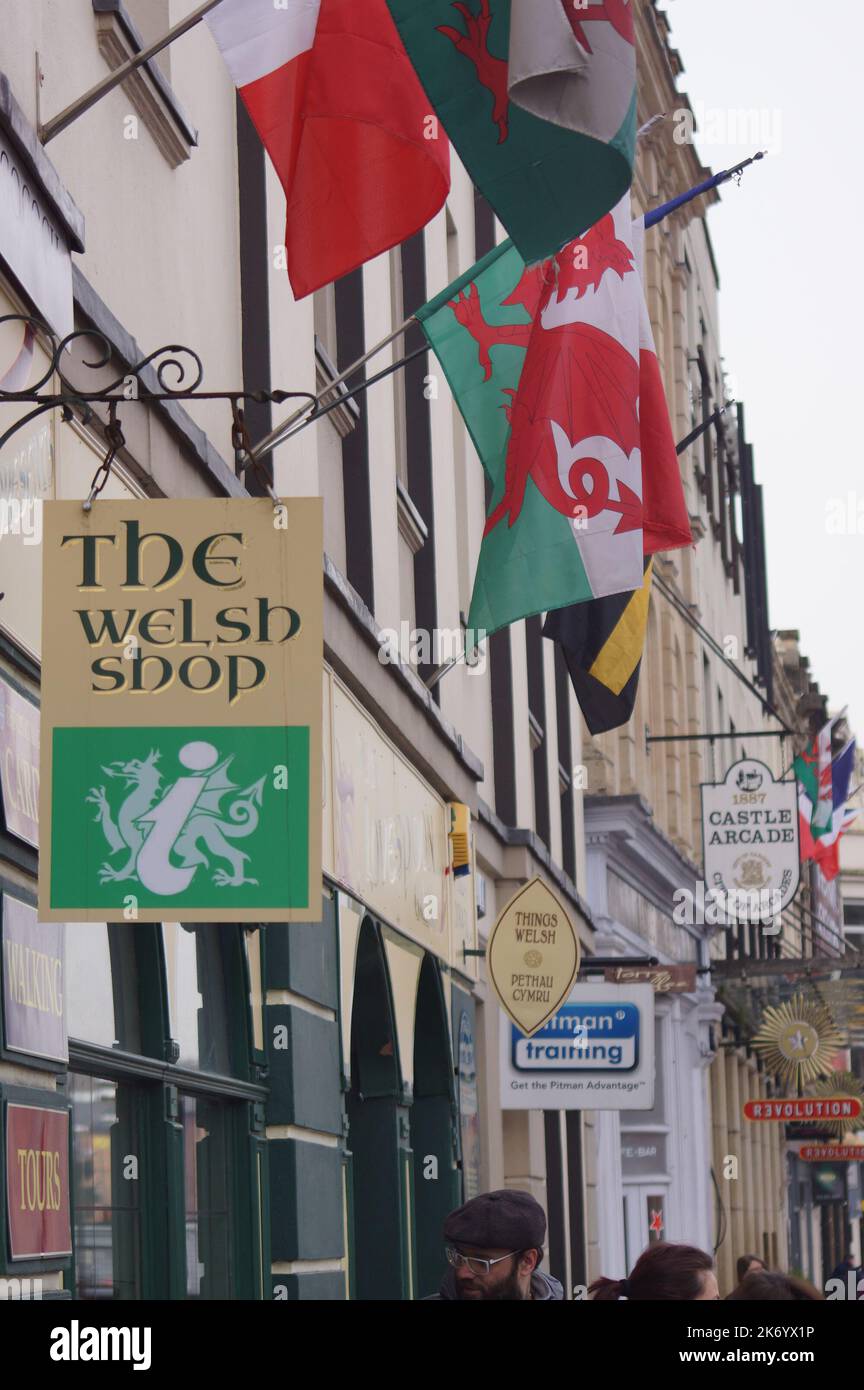 Einkaufen von Schildern und Flaggen in Castle High Street in Cardiff, Wales (UK): Stockfoto
