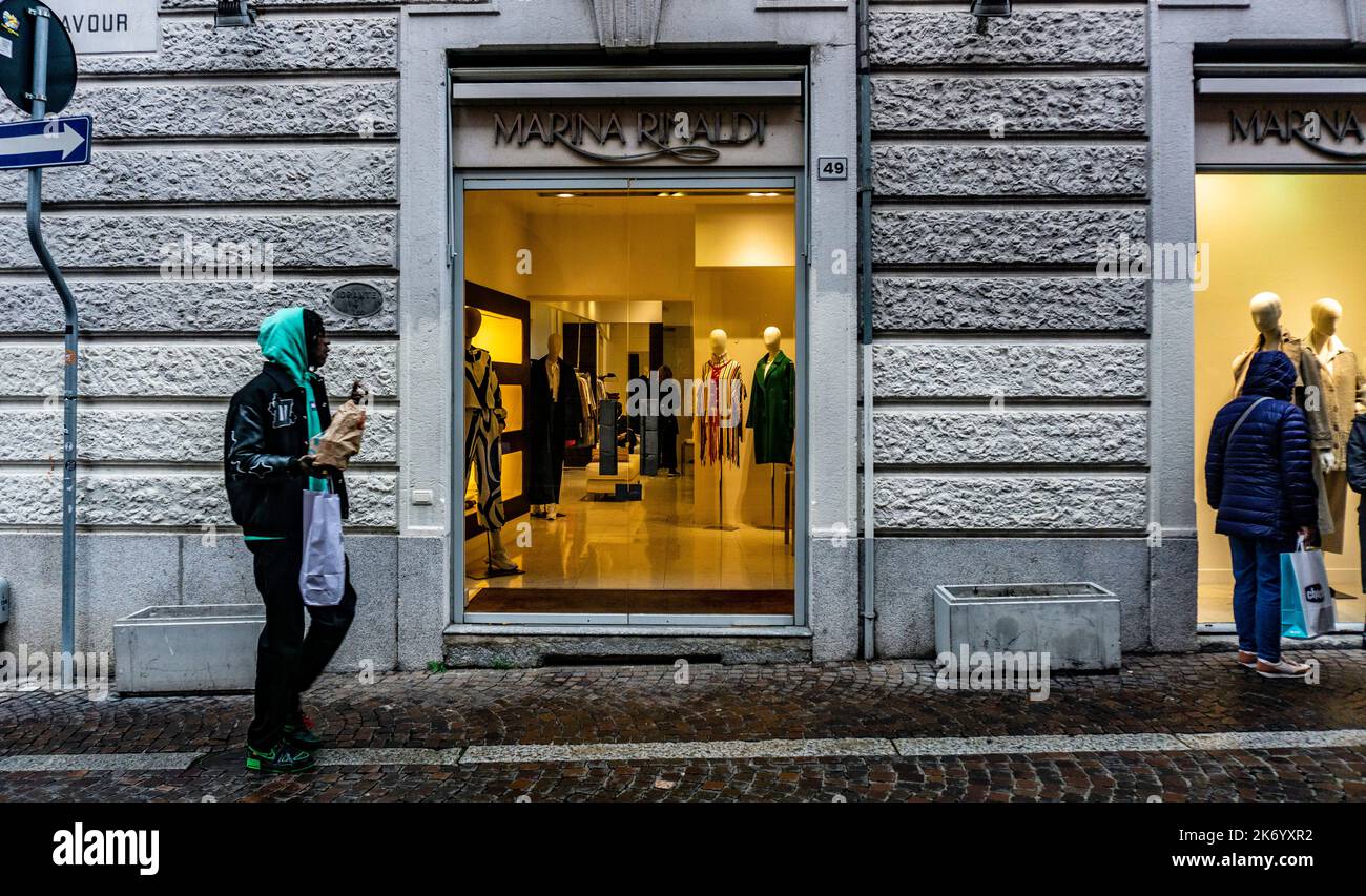 Marina Rinaldi Shop. In der Via Camillo Benso Conte di Cavour, Lecco, Italien, spezialisiert auf Damenbekleidung in Übergröße. Stockfoto