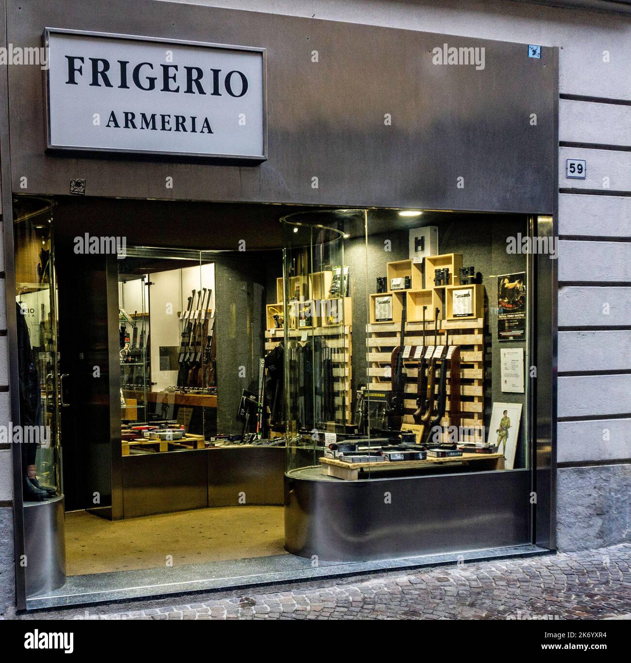 Frigerio Armeria, ein Waffenlager in der Via Cavour Lecco, Italien. Stockfoto