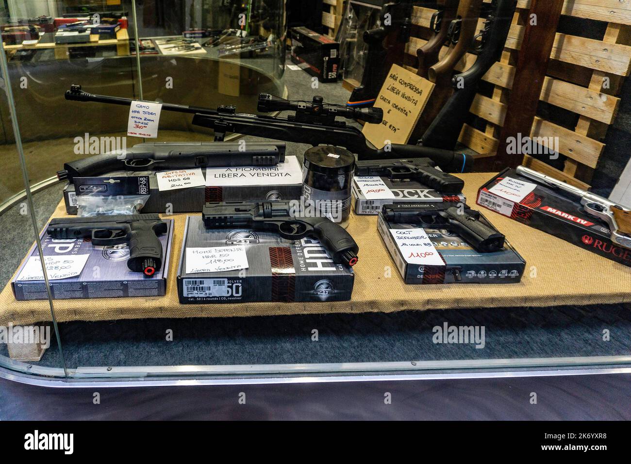 Das Schaufenster von Frigerio Armerio, einem Waffenladen in der Via Cavour Lecco, Italien. Stockfoto