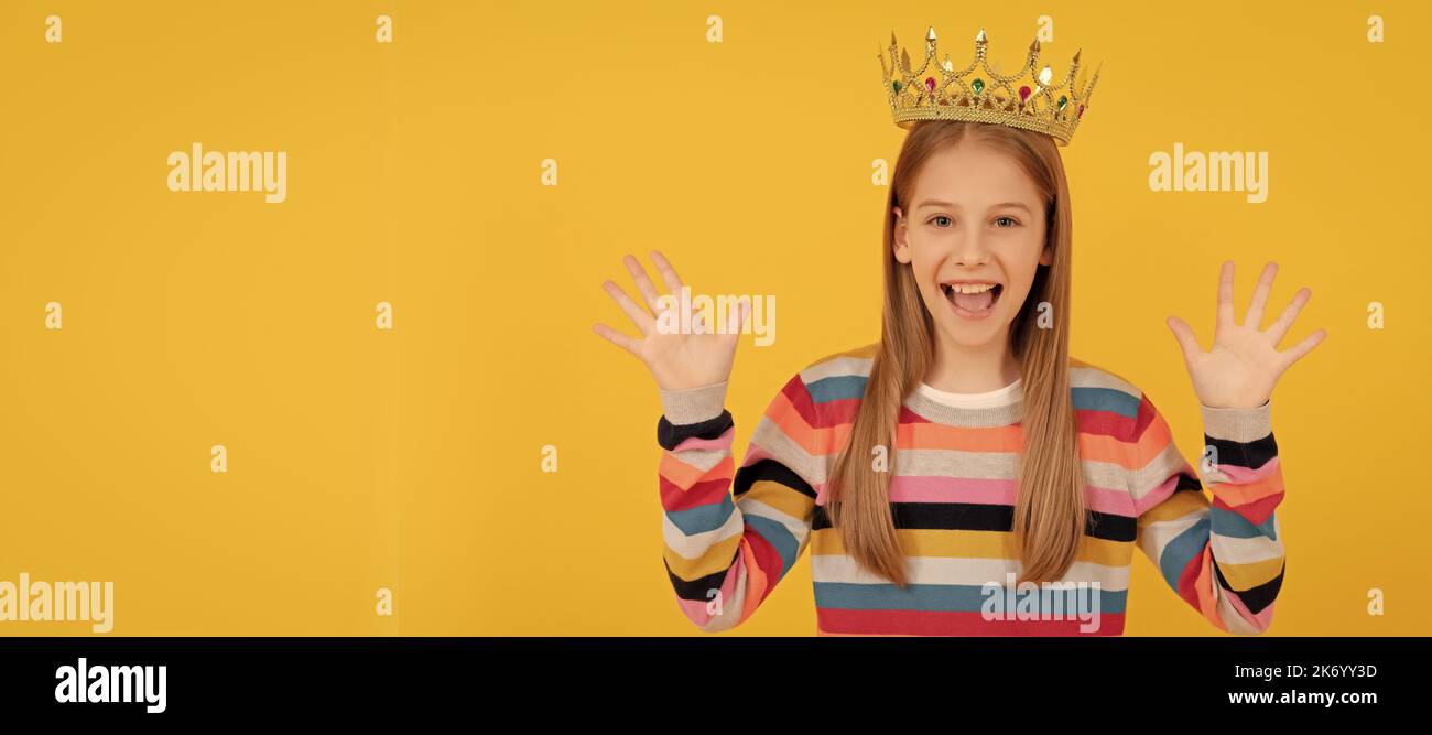 Frohes Teenager-Kind in Königskrone auf gelbem Hintergrund. Kind Königin Prinzessin in Krone horizontalen Poster-Design. Banner-Kopfzeile, Kopierbereich. Stockfoto