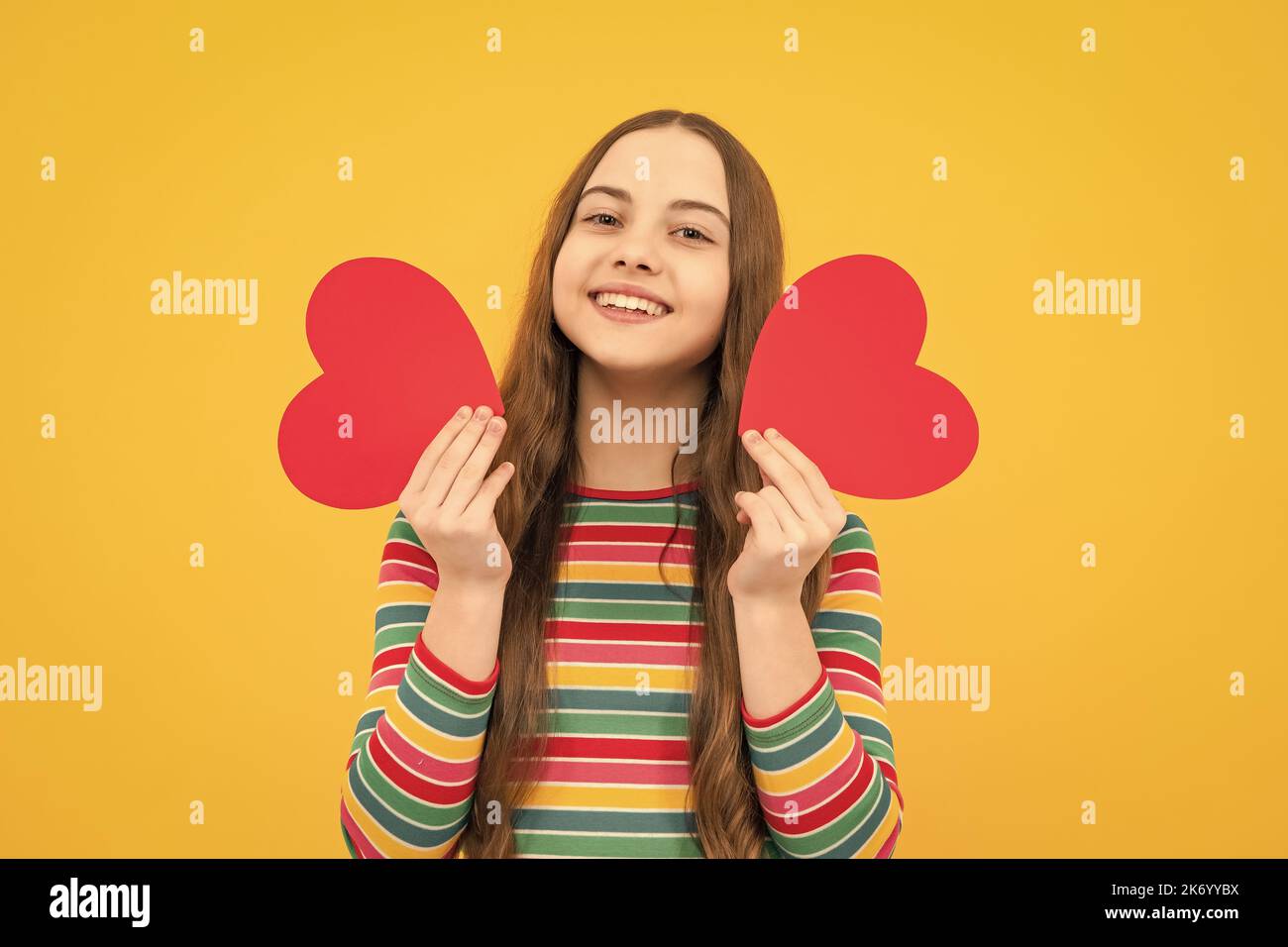 Schönes Kind Mädchen 12, 13, 14 Jahre alt mit Form Herz Liebe Urlaub und valentinstag Symbol. Valentinstag oder Geburtstag. Stockfoto