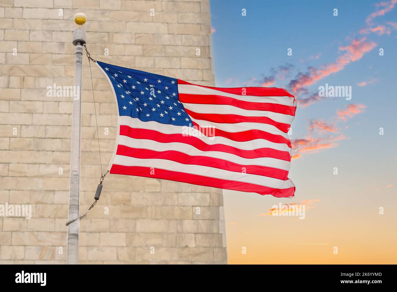 US Flag in der Nähe von Washington Monument, USA Stockfoto