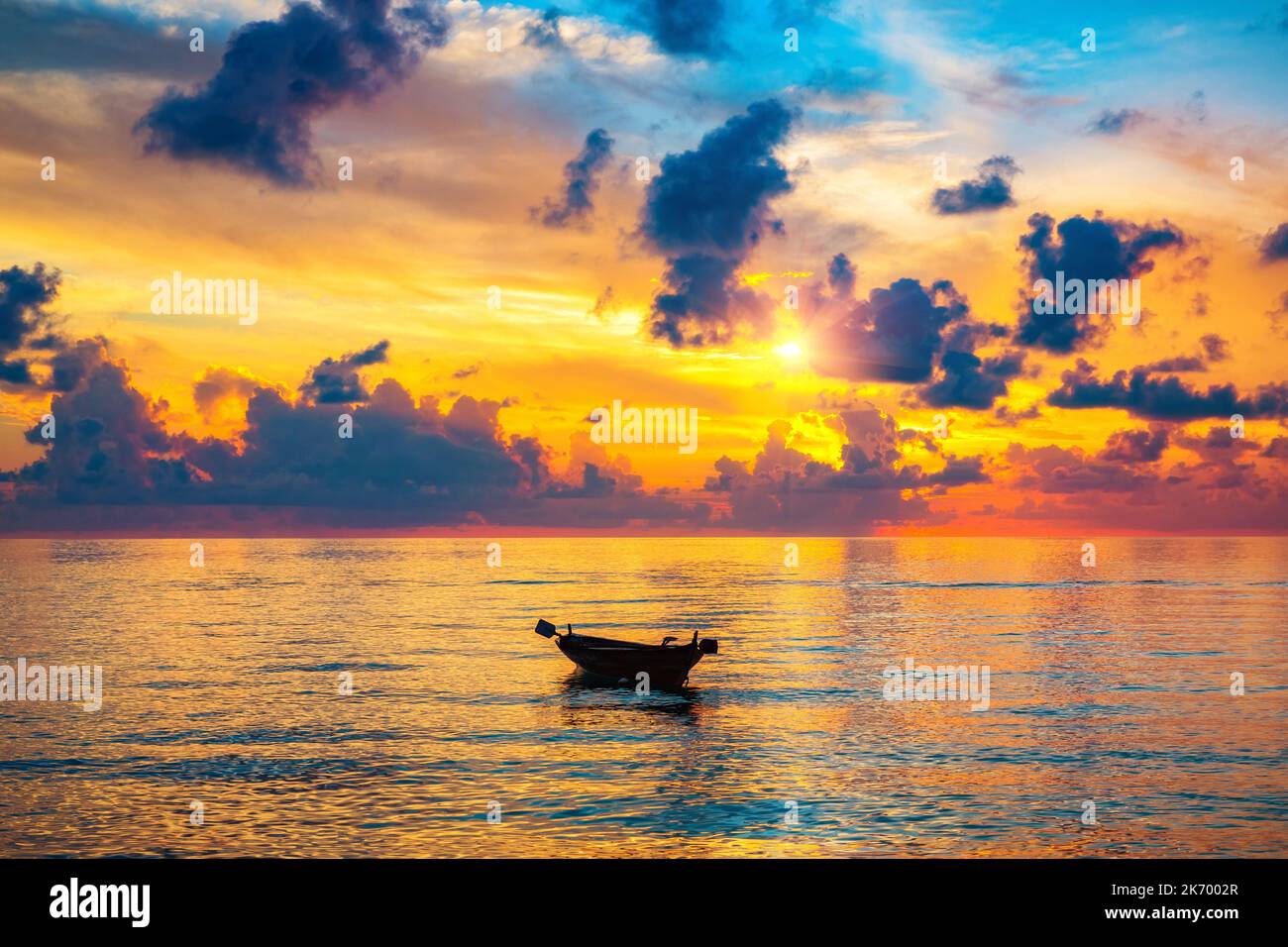 Sonnenaufgang über dem Meer auf den Malediven Stockfoto