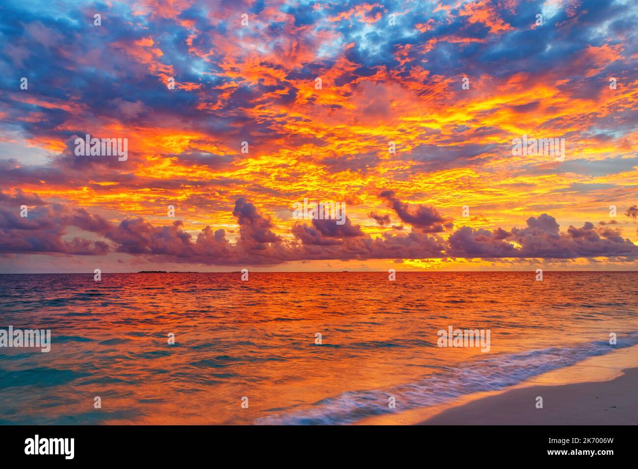Lebendige Sonnenuntergang über dem Ozean auf den Malediven Stockfoto