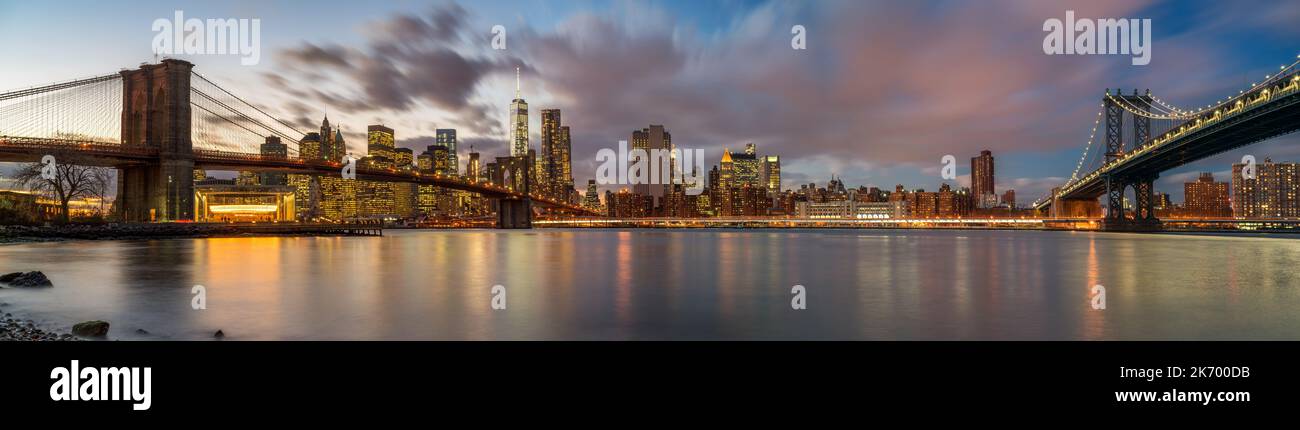 Brooklyn Bridge und Manhattan Bridge in der Dämmerung Stockfoto