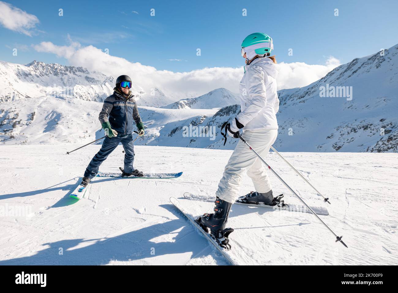 Schüler und Skilehrer auf Pist Stockfoto