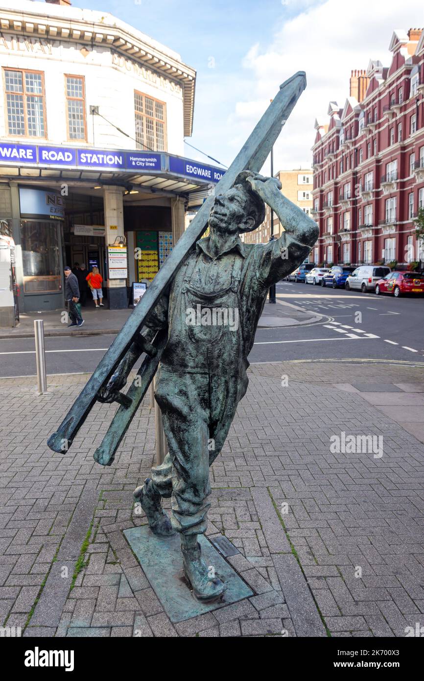 „The Window Cleaner“-Skulptur vor der Edgware Road Station, Chapel Street, Marylebone, City of Westminster, Greater London, England, Vereinigtes Königreich Stockfoto