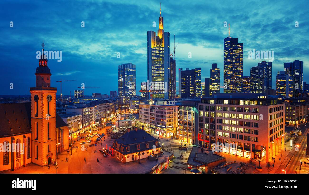 Panoramablick auf Frankfurt in der Dämmerung Stockfoto