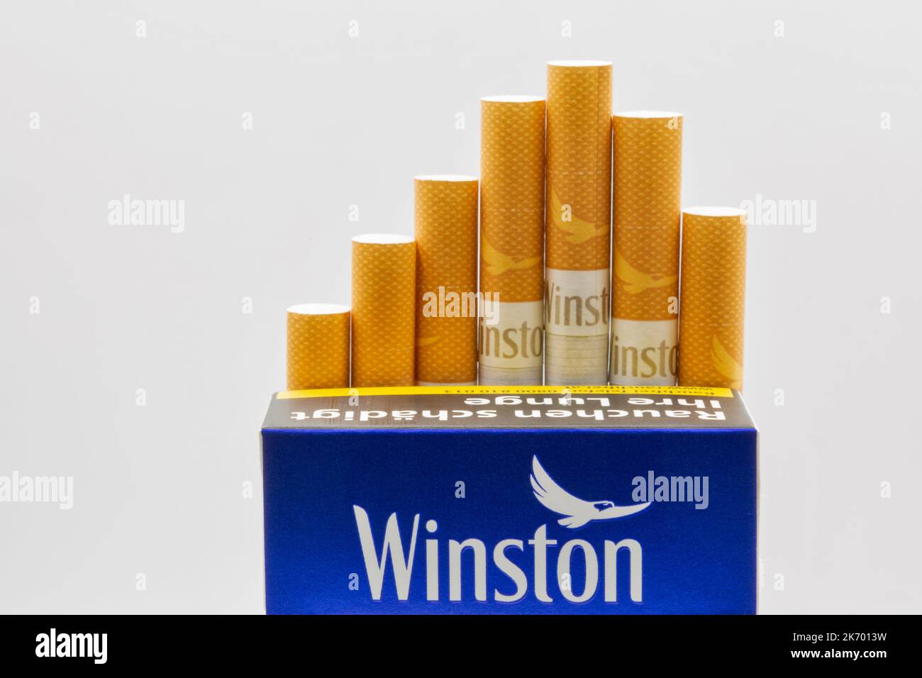 Kiew, Ukraine - 03. September 2022: Eine Packung Winston Blue Zigaretten in Nahaufnahme auf Weiß. Es ist eine amerikanische Marke von Zigaretten, derzeit im Besitz und Mann Stockfoto