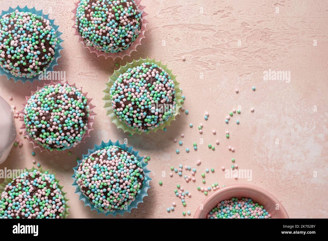 Schokoladenkugel mit bunten Zuckerstreuseln bedeckt Stockfoto