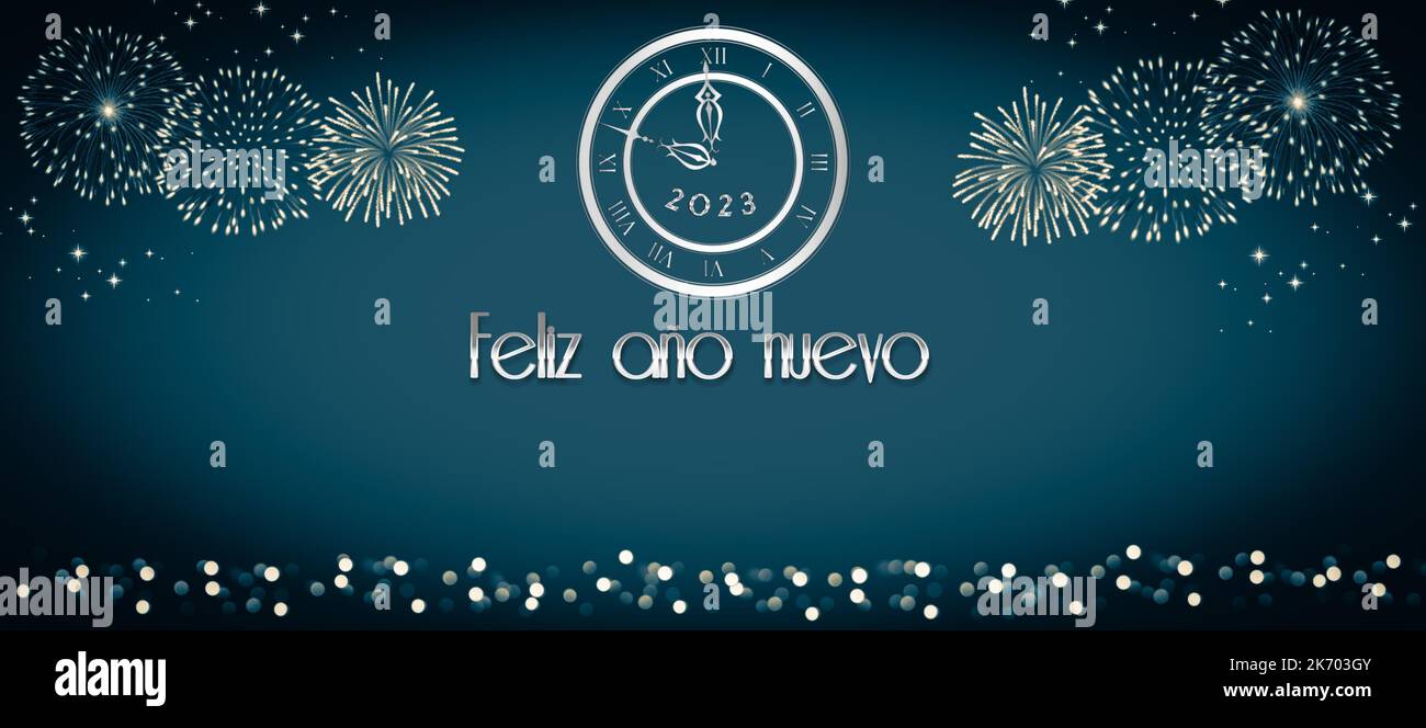 Grußkarte zum neuen Jahr 2023 mit Bokeh-Lichtern, Feuerwerk und Sektgläsern in spanischer Sprache Stockfoto