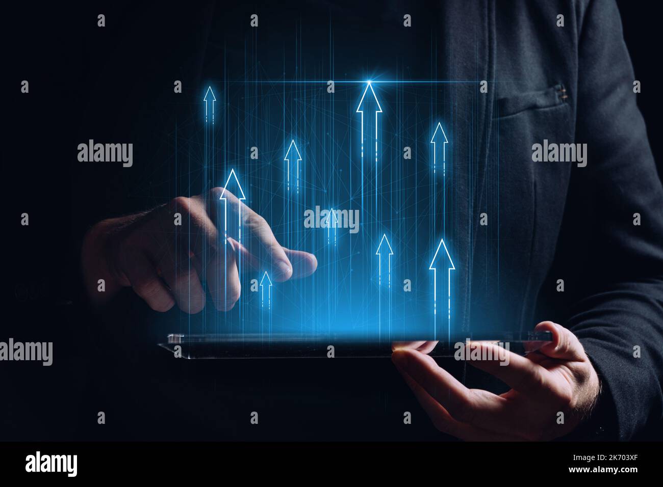 Das Konzept des wirtschaftlichen und finanziellen Unternehmenswachstums. Erfolg mit Aufwärtspfeilen über einem Tablet in den Händen Person. Stockfoto