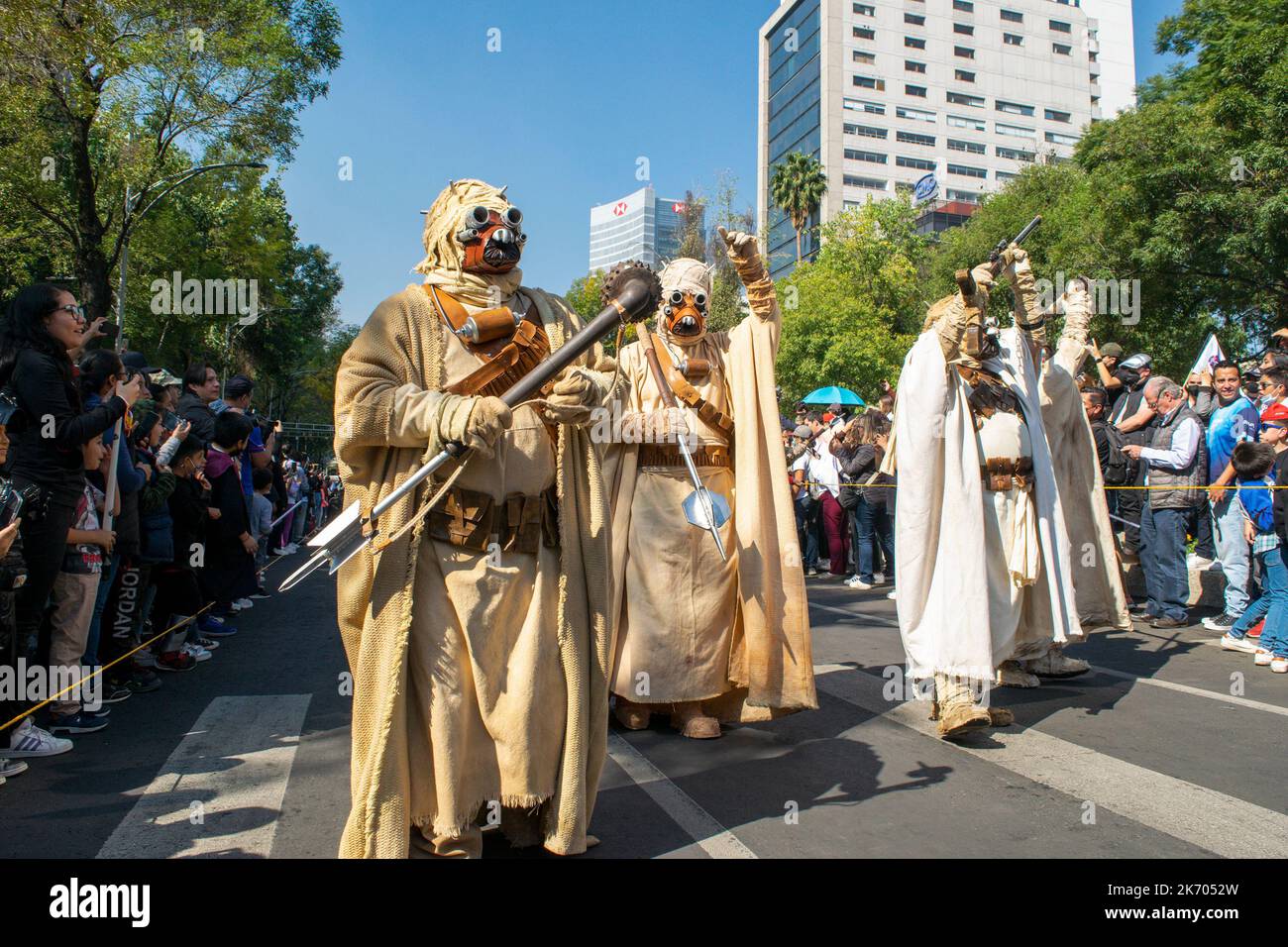 Mexiko-Stadt, Mexiko am 15. Oktober 2022 besichtigten Mitglieder des galaktischen Imperium der 501. Legion Mexican Garrison den Paseo de la Reforma Avenue, wo sich rund 30 Star Wars-Fans versammelten. (Foto: Francisco Morales/DAMMPHOTO) Credit: NortePhoto.com/Alamy Live News Stockfoto