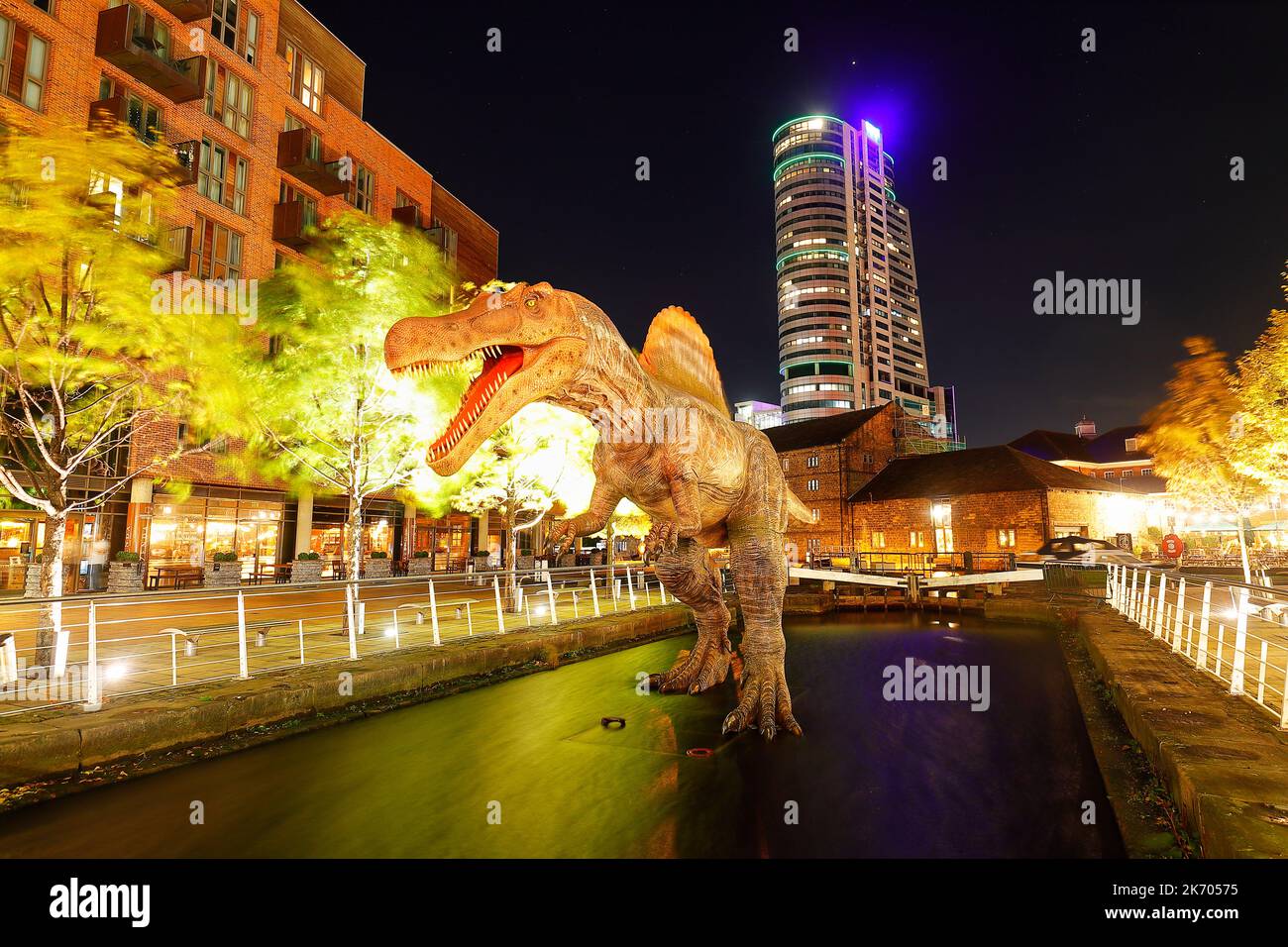 Eine lebensgetreue Nachbildung eines Spinosaurus am Granry Wharf im Stadtzentrum von Leeds als Teil des Leeds Dinosaur Trail Stockfoto