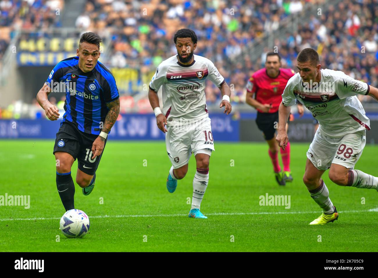 Mailand, Italien. 16. Oktober 2022. Lautaro Martinez (10) von Inter gesehen in der Serie Ein Spiel zwischen Inter und Salernitana bei Giuseppe Meazza in Mailand. (Foto: Gonzales Photo/Alamy Live News Stockfoto