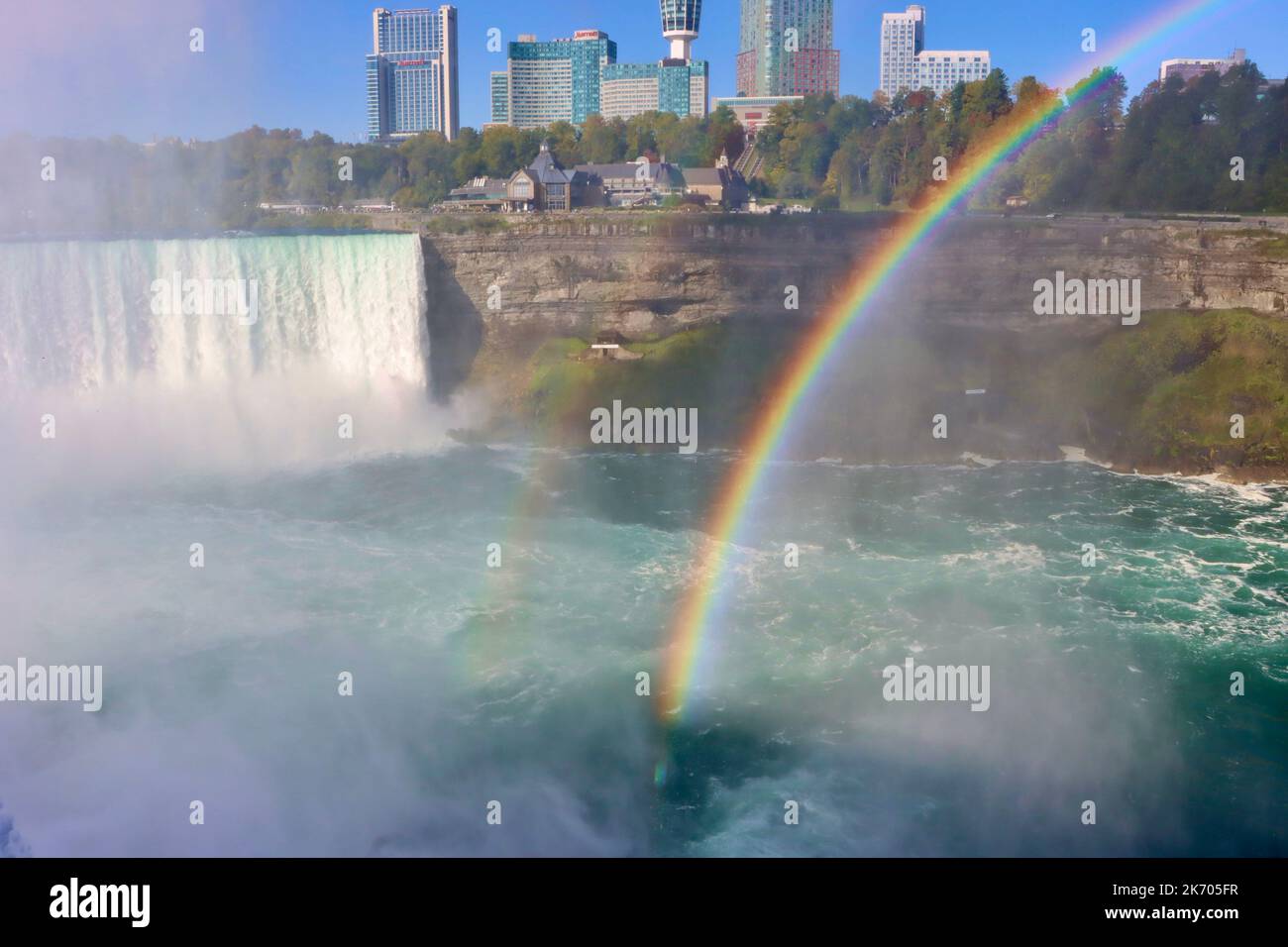 Regenbogen über der Niagara Gorge von der amerikanischen Seite der Wasserfälle aus gesehen Stockfoto