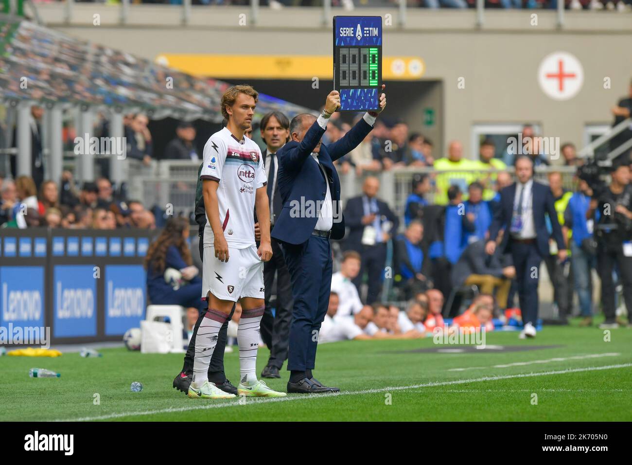 Mailand, Italien. 16. Oktober 2022. Emil Bohinen (8) von Salernitana sah in der Serie Ein Spiel zwischen Inter und Sassuolo bei Giuseppe Meazza in Mailand. (Foto: Gonzales Photo/Alamy Live News Stockfoto