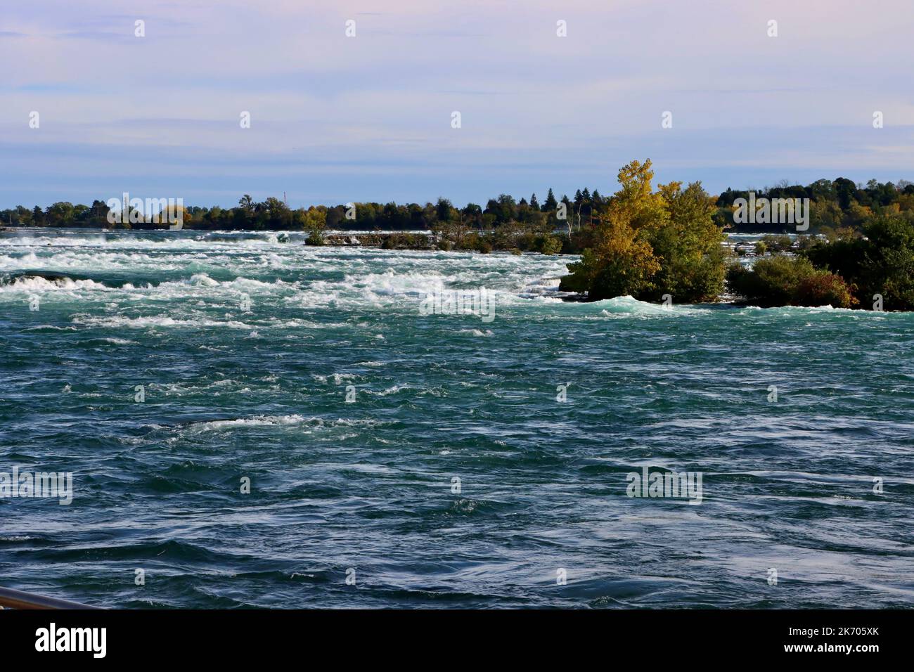 Die Stromschnellen des Niagara-Flusses über den Horseshoe Falls der Niagarafälle, fotografiert von Goat Island auf der amerikanischen Seite der Wasserfälle. Stockfoto