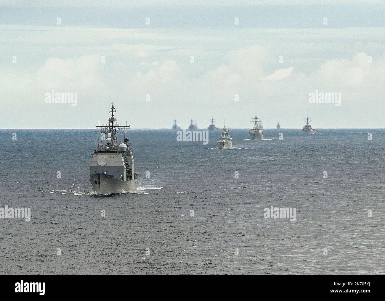 Ticonderoga-Klasse, USS Normandy (CG 60), Royal Canadian Navy Halifax-Klasse, Fregatte Fredericton (FFH 337), Und Arleigh Burke-Klasse Lenkflugkörper Zerstörer USS Ramage (DDG 61), USS McFaul (DDG 74), USS Bulkeley (DDG 84) und USS James E. Williams (DDG 95), USS Mason (DDG 87), USS Bainbridge (DDG 96) und die deutsche Marine Sachin-Klasse Fregatte Hessen (FFG 221) Dampf in Formation, 13. Oktober 2022. Die Gerald R. Ford Carrier Strike Group (GRFCSG) wird im Atlantischen Ozean eingesetzt und führt zusammen mit NATO-Alliierten und Partnern Trainings und Operationen durch, um die Integration für die Zukunft zu verbessern Stockfoto