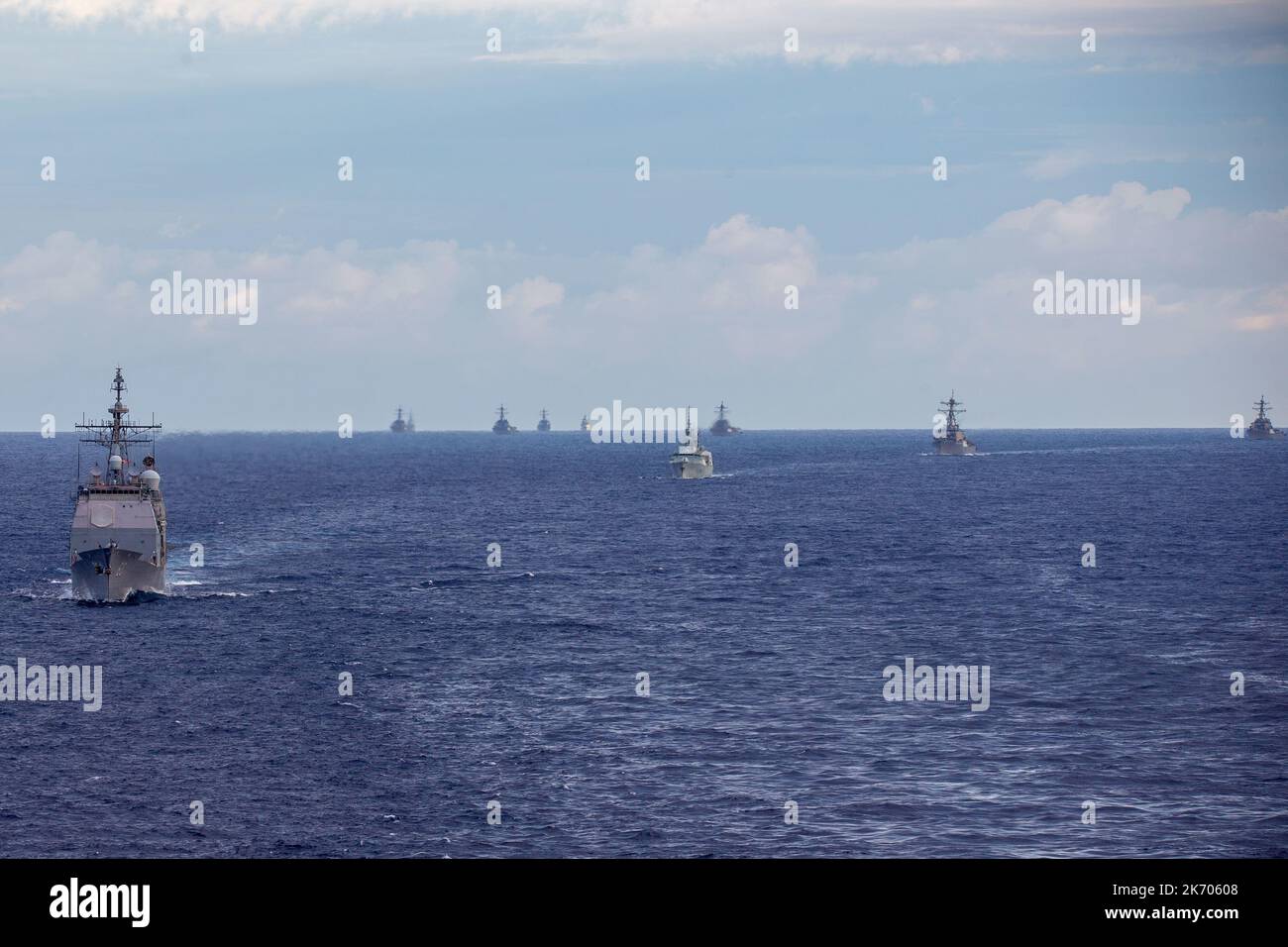 Ticonderoga-Klasse: Geführter Raketenkreuzer USS Normandy (CG 60), HMCS Royal Canadian Navy Halifax-Klasse: Fregatte Fredericton (FFH 337) und Arleigh Burke-Klasse: Geführte Raketenzerstörer USS Ramage (DDG 61), USS McFaul (DDG 74), USS Bulkeley (DDG 84 96) und USS James E. Williams (DDG 95), USS Mason (Dainbridge 87) Und Hessen (FFG 221) Steam in Formation, 13. Oktober 2022. Die Gerald R. Ford Carrier Strike Group (GRFCG) wird im Atlantischen Ozean eingesetzt und führt zusammen mit NATO-Alliierten und Partnern Trainings und Operationen durch, um die Integration für zukünftige Operationen zu verbessern und zu demonstrieren Stockfoto