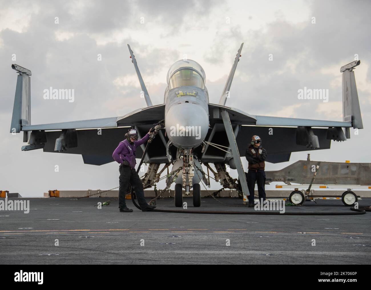 Aviation Boatswain's Mate (Fuels) Airman Nathan Weirum, links, aus Nampa, Idaho, zugewiesen an die Luftabteilung des First-in-Class-Flugzeugträgers USS Gerald R. Ford (CVN 78), Und Mate Airman Madison Appel von Aviation Electrician aus Red Lion, Pennsylvania, die den „Golden Warriors“ von Strike Fighter Squadron (VFA) 87 zugewiesen wurden, bereitet eine F/A-18E Super Hornet für den Flugbetrieb vor, 11. Oktober 2022. Die Gerald R. Ford Carrier Strike Group (GRFCSG) wird im Atlantischen Ozean eingesetzt und führt Schulungen und Operationen zusammen mit NATO-Alliierten und Partnern durch, um die Integration für zukünftige Operationen und zu verbessern Stockfoto
