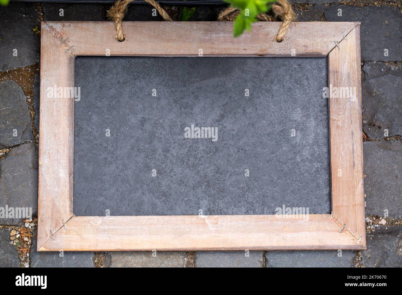 Leere Vintage-Tafel, die draußen auf dem Boden liegt Stockfoto