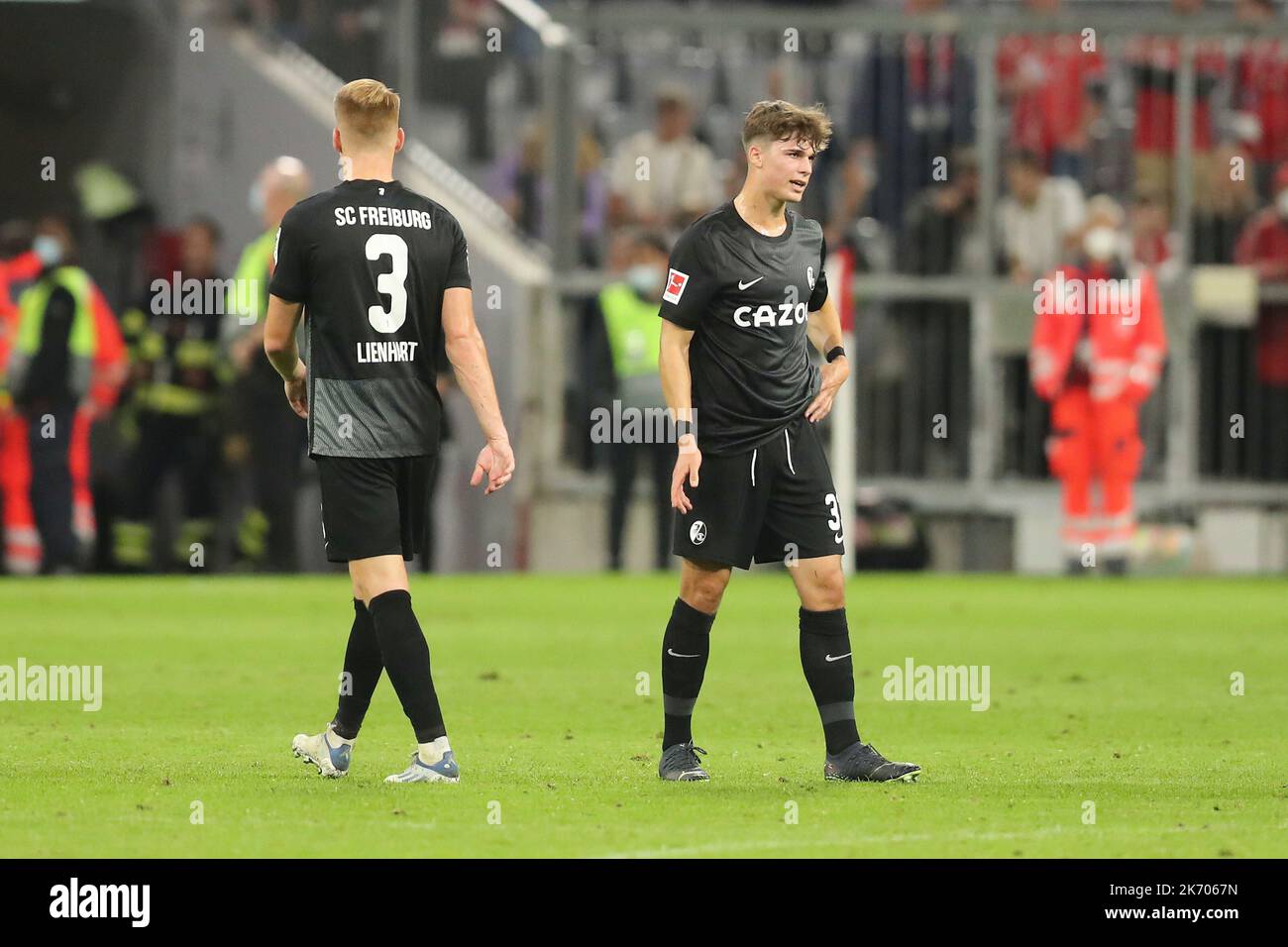 München, Deutschland. 16. Oktober 2022. firo : 16.10.2022, Fußball, Fußball, 1. Liga, 1. Bundesliga, Saison 2022/2023, Spieltag FC Bayern München 10. - SC Freiburg Philipp Lienhart, Noah Weisshaupt, SC Freiburg, SCF, Freiburg, Ganze Zahl, Enttäuschung, Kredit: dpa/Alamy Live News Stockfoto