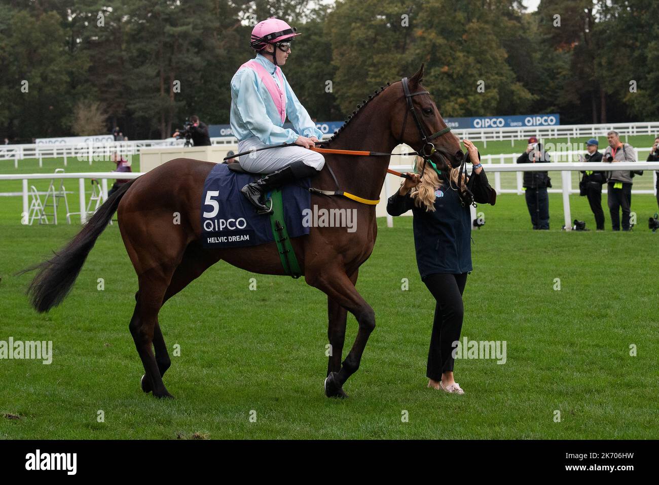 Ascot, Bergen, Großbritannien. 15.. Oktober 2022. Horse Helvic Dream wird von Jockey Oisin Orr auf der Rennstrecke vor dem QIPCO Champion Stakes (Klasse 1) (British Champions Middle Distance) (Gruppe 1) gefahren. Quelle: Maureen McLean/Alamy Stockfoto