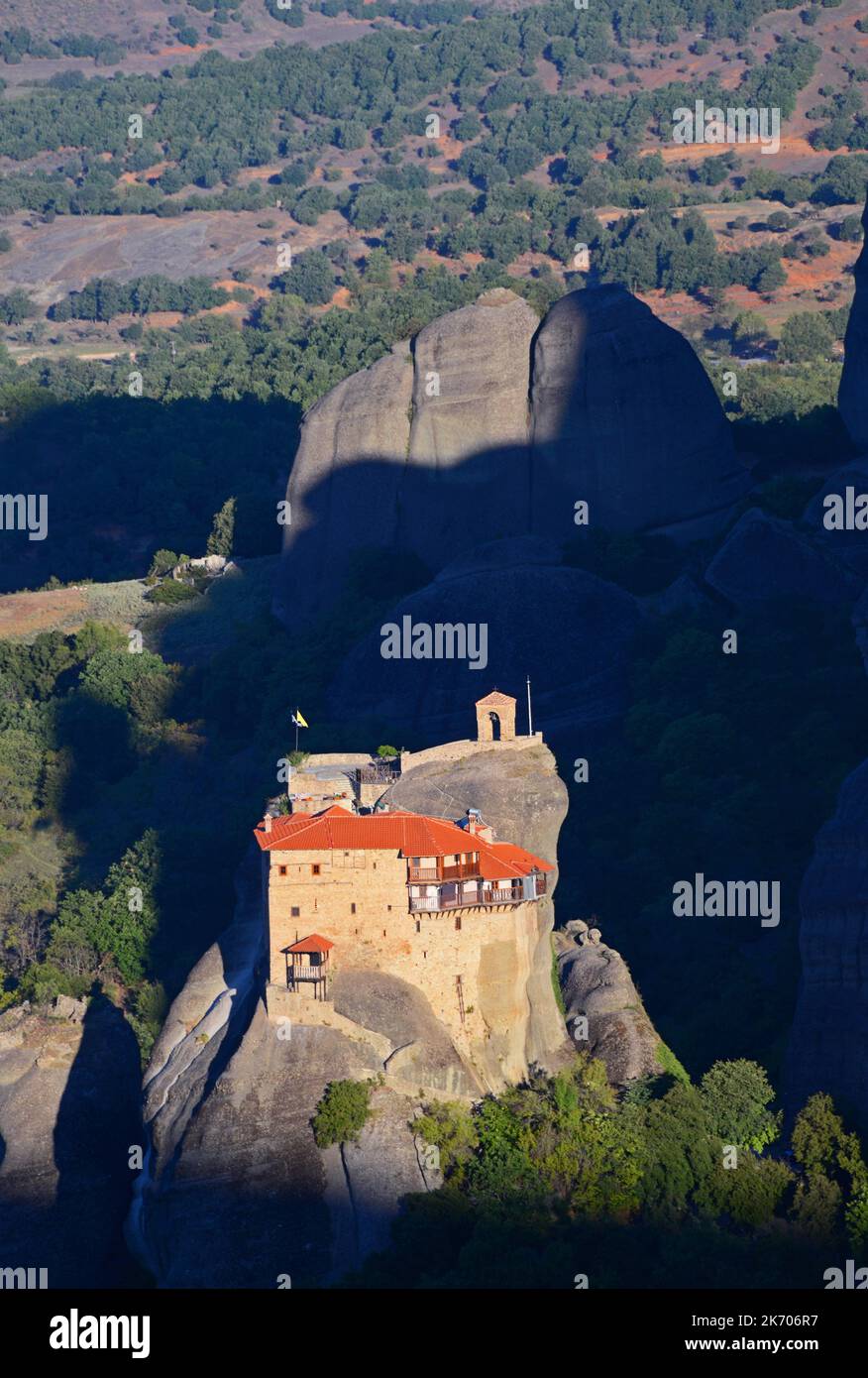Griechenland, Thelassy, der Morgen um das Kloster Agios Nikolaos Anapausas. Die Meteore sind geologische Formationen im Norden Griechenlands in Thessa Stockfoto
