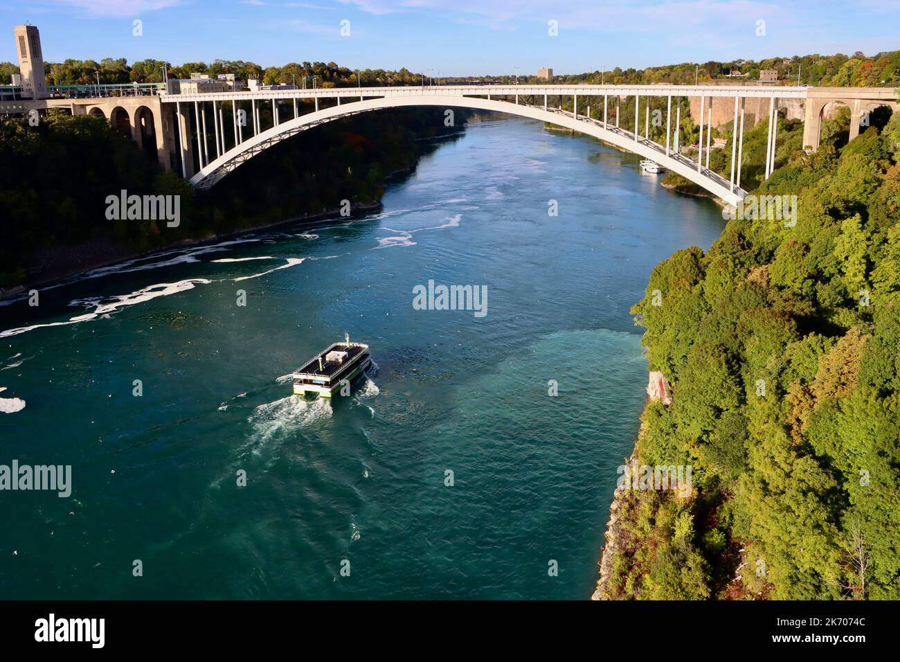 Leeres Touristenboot auf dem Niagara River unterhalb der Regenbogenbrücke zwischen Kanada und den USA Stockfoto