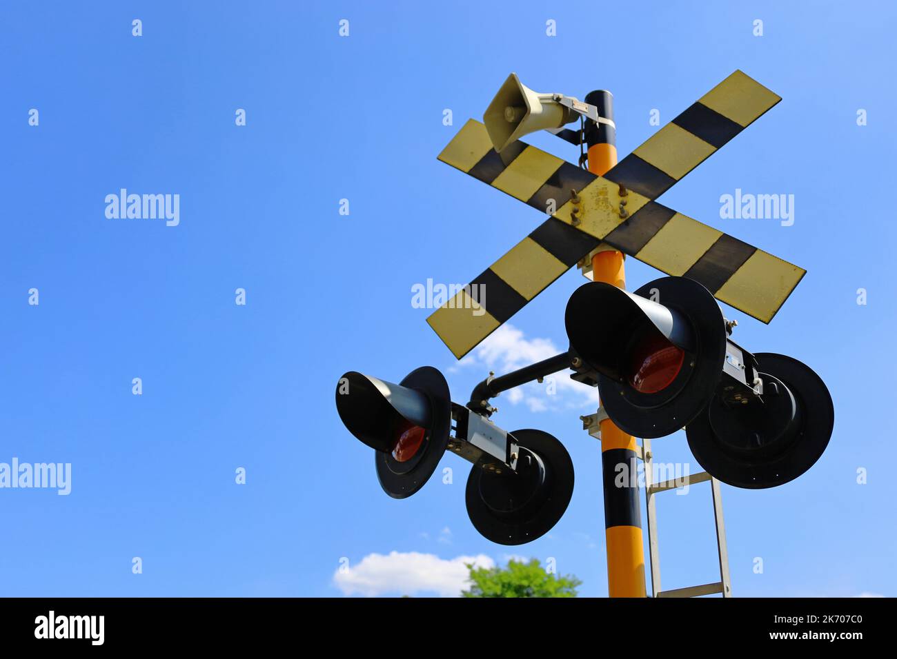 Warnschilder und Warnleuchten an Bahnübergängen in Japan Stockfoto