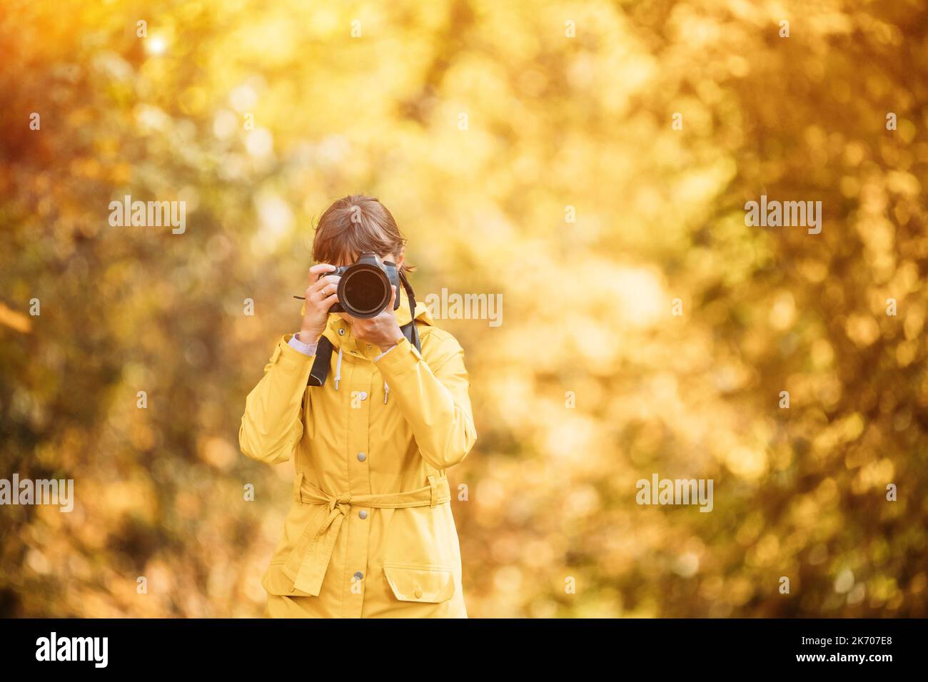 Junge Hübsche Kaukasische Glücklich Lächelnde Mädchen Frau Auf Straße Im Herbstwald. Tourist Frau Zu Fuß Und Fotos Im Wald. Spaß Genießen Sie Outdoor Herbst Stockfoto