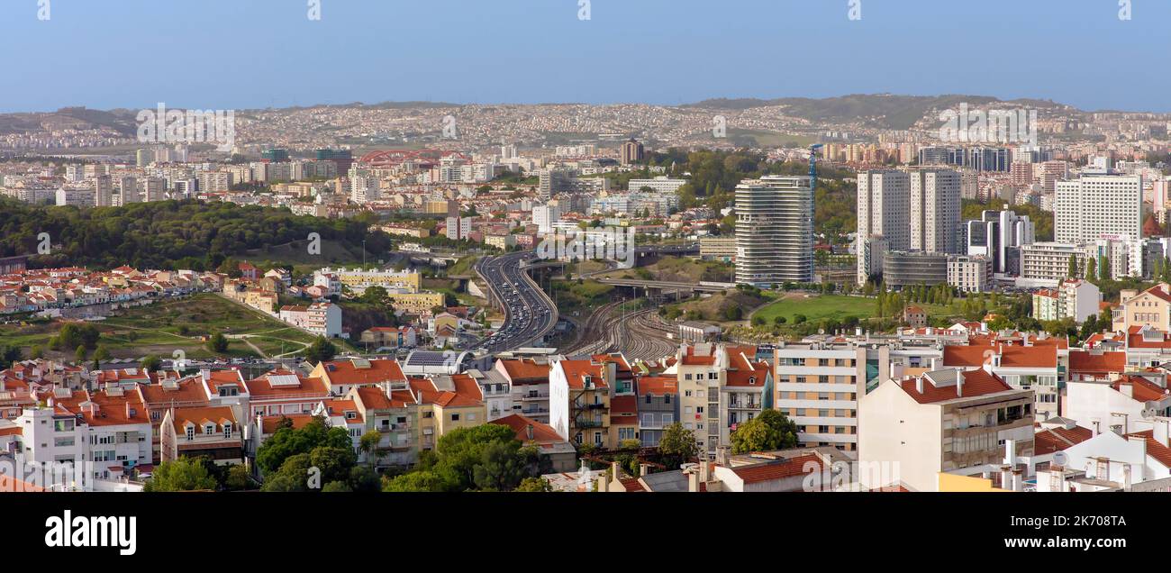 Lissabon, Portugal mit modernen Gebäuden, Autobahnen, Eisenbahnen Stockfoto