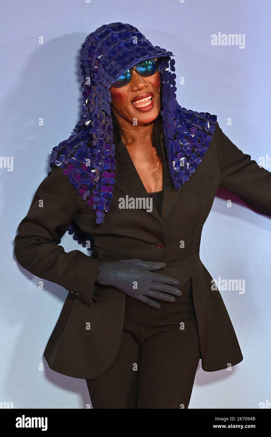 London, Großbritannien. 16. Oktober 2022. Die Ankunft von Grace Jones bei The Glass Onion: A Knives Out Mystery - BFI London Film Festival, Abschlussgala am 16. Oktober 2022, London, Großbritannien. Kredit: Siehe Li/Picture Capital/Alamy Live News Kredit: Siehe Li/Picture Capital/Alamy Live News Kredit: Siehe Li/Picture Capital/Alamy Live News Stockfoto