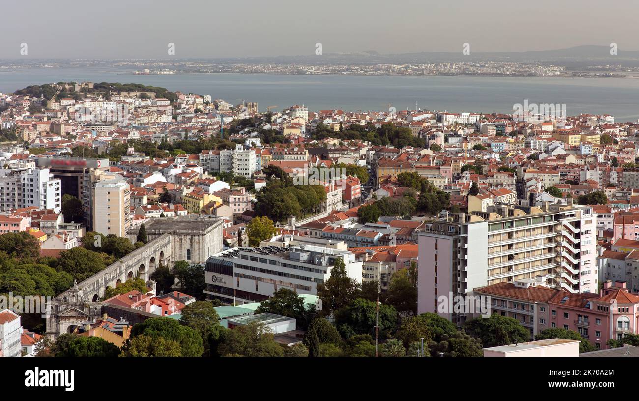 Lissabon, Portugal mit dem Fluss Tejo, Castel Sao Jorge und dem Aqueducto das Aguas Livres Stockfoto