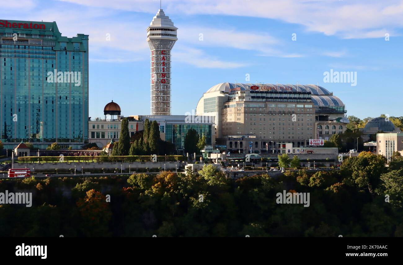 Hotels auf der kanadischen Seite der Niagarafälle von der amerikanischen Seite aus gesehen Stockfoto