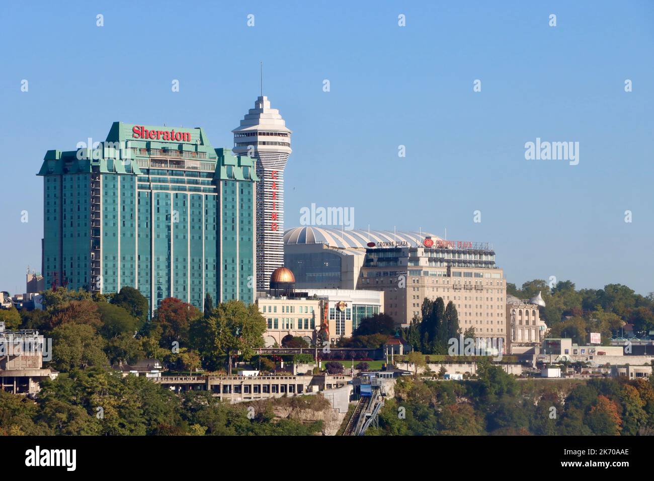 Das Sheraton Fallsview Hotel und ein Casino befinden sich neben dem Hotel auf der kanadischen Seite der Niagarafälle, von der amerikanischen Seite aus gesehen Stockfoto
